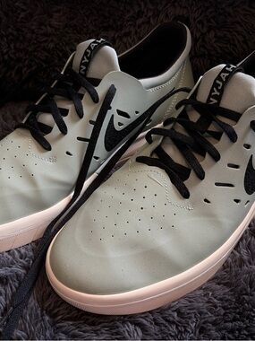Nike Men’s Low-Top Sneakers in Light Green and Black